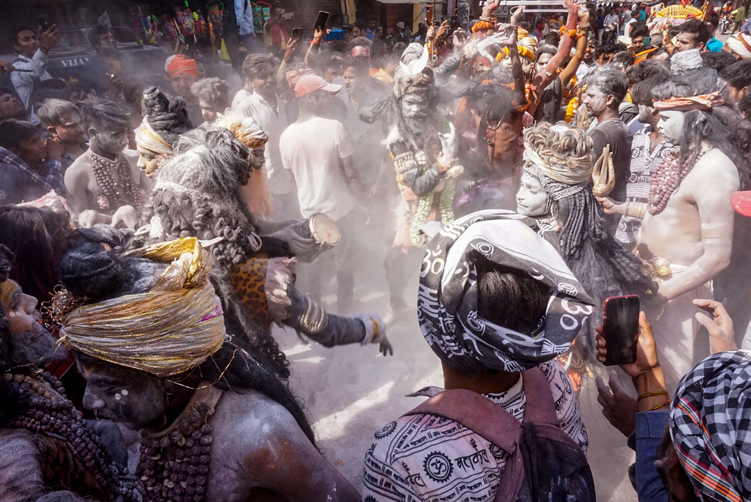 हरिश्चंद्र घाट पर मसान होली…