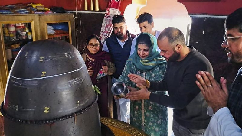 पीडीपी चीफ मुफ्ती ने शिवलिंग पर चढ़ाया जल, भाजपा बोली- ड्रामेबाज