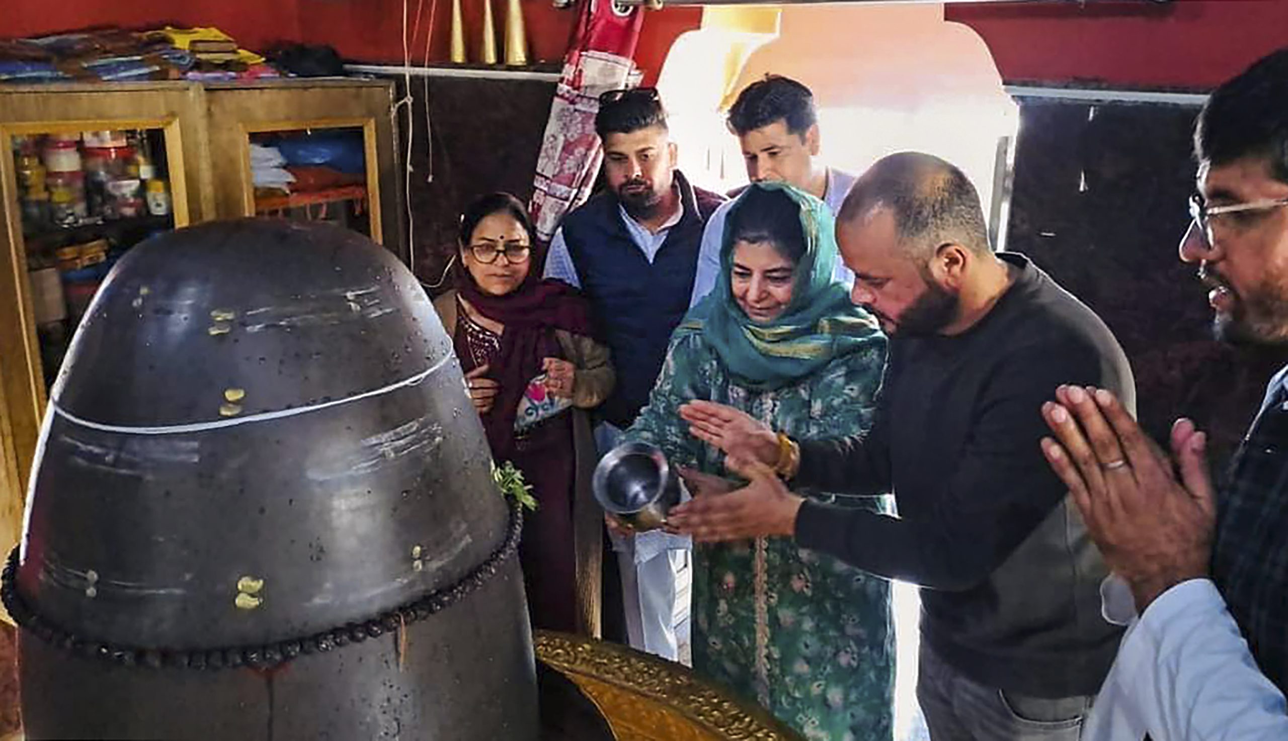 पीडीपी चीफ मुफ्ती ने शिवलिंग पर चढ़ाया जल, भाजपा बोली- ड्रामेबाज