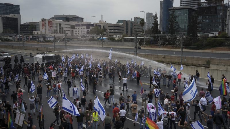 इजराइल : नेतन्याहू को बचाने के लिए कानून पारित, विरोध प्रदर्शन जारी