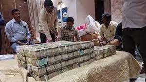 कर्नाटक: भाजपा विधायक के बेटे के घर छापा, जब्त किया नोटों का ‘पहाड़’