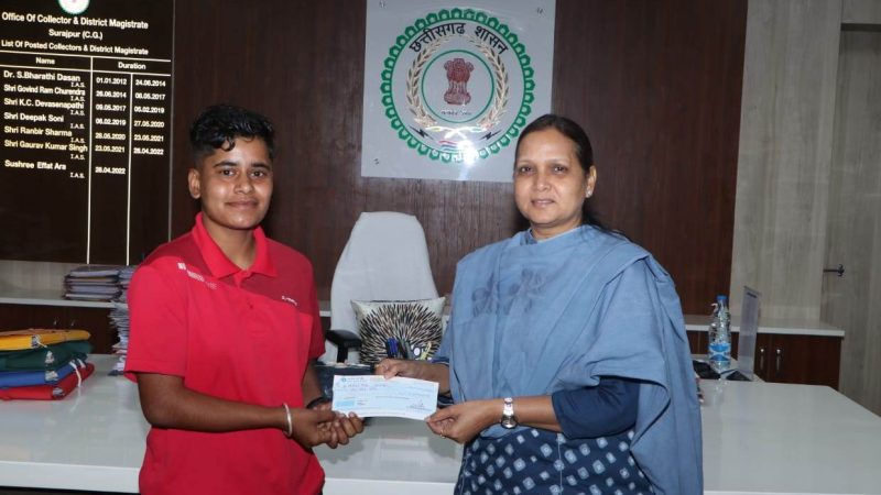 मुख्यमंत्री श्री भूपेश बघेल ने किक बॉक्सर निगिता को स्वेच्छानुदान से दी पांच लाख रूपये की सहायता