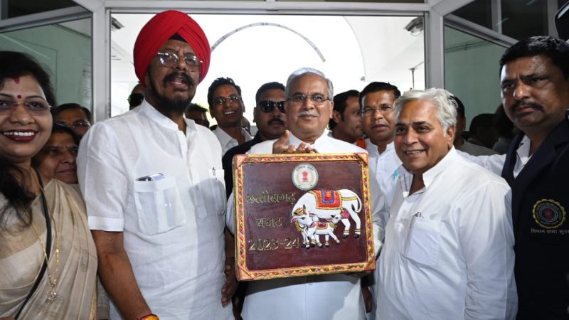 मुख्यमंत्री श्री भूपेश बघेल आज विधानसभा में वित्तीय वर्ष 2023-24 का भरोसे का बजट प्रस्तुत करने के लिए विधायकों के साथ सदन में जाते हुए