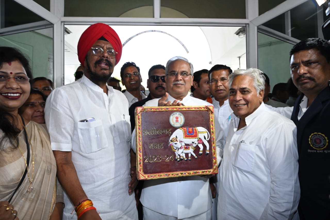 मुख्यमंत्री श्री भूपेश बघेल आज विधानसभा में वित्तीय वर्ष 2023-24 का भरोसे का बजट प्रस्तुत करने के लिए विधायकों के साथ सदन में जाते हुए