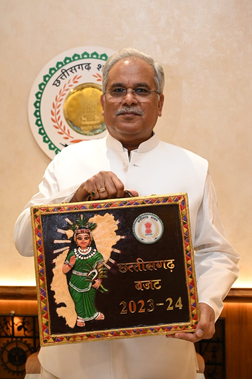 छत्तीसगढ़ी संस्कृति के रंग से रंगे ब्रीफकेस से निकला भरोसे का बजट