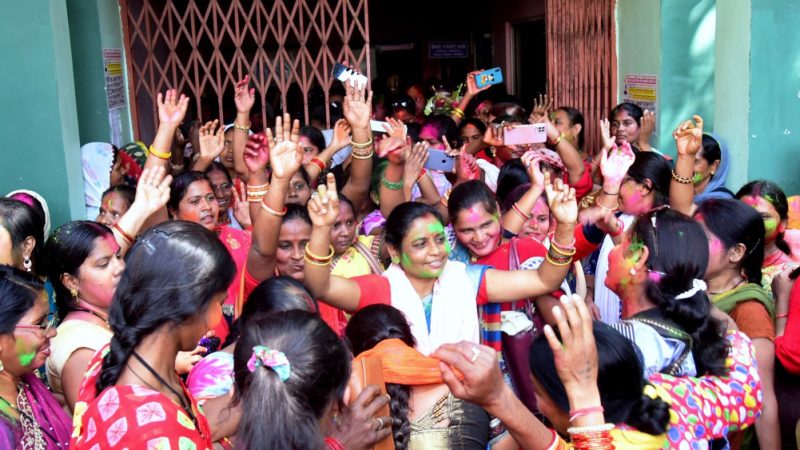 बजट प्रतिक्रियाः आंगनबाड़ी कार्यकर्ताओं और सहायिकाओं ने होली से पहले ही जमकर मनाई होली