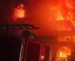 कानपुर के कपड़ा बाजार में आग से 800 दुकानें खाक, 10 अरब से ज्यादा का नुकसान