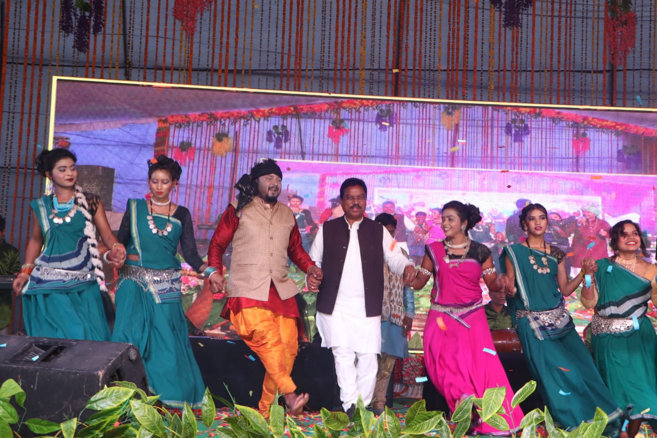 कुदरगढ़ महोत्सव का रंगारंग समापन, संसदीय सचिव श्री पारसनाथ राजवाड़े ने संगे संगे नाच लेबो करमां के हुकी जाबो मांदर के ताल के गाने में थिरके