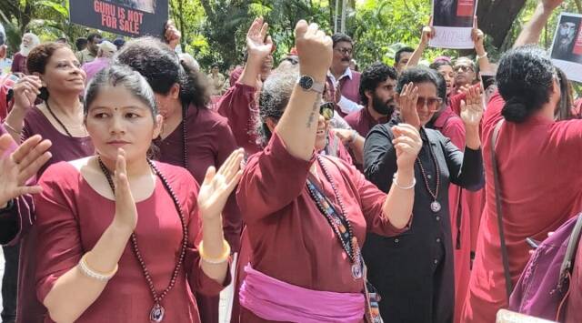 ओशो कम्यून के बाहर रजनीश के अनुयायियों का विरोध