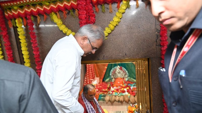 मुख्यमंत्री श्री भूपेश बघेल पंडित रविशंकर विश्वविद्यालय परिसर में स्थित माँ बंजारी शक्ति पीठ पहुंचे