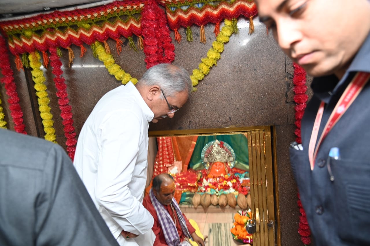 मुख्यमंत्री श्री भूपेश बघेल पंडित रविशंकर विश्वविद्यालय परिसर में स्थित माँ बंजारी शक्ति पीठ पहुंचे