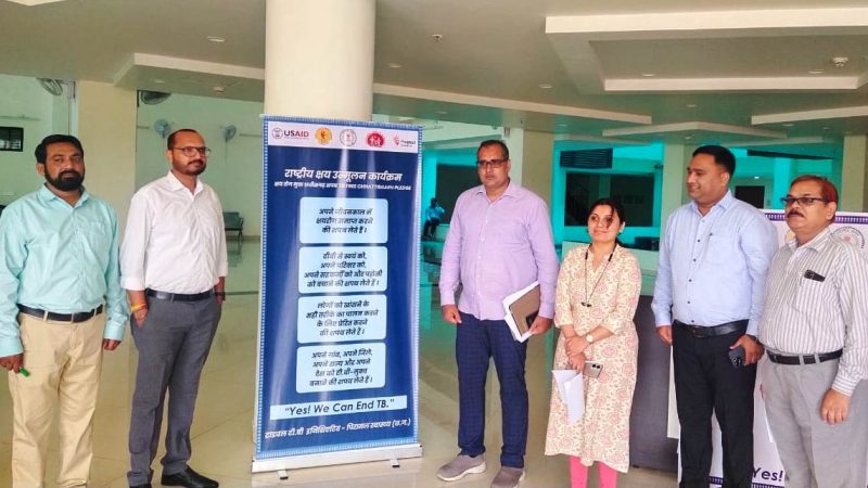 टीबी के प्रति जागरूक करने स्वास्थ्य भवन में हस्ताक्षर अभियान