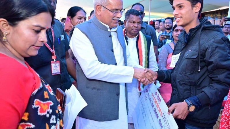 राज्य स्तरीय मेरिट सूची में स्थान बनाने पर श्रमिक का बेटा नीरज को मुख्यमंत्री ने किया सम्मानित