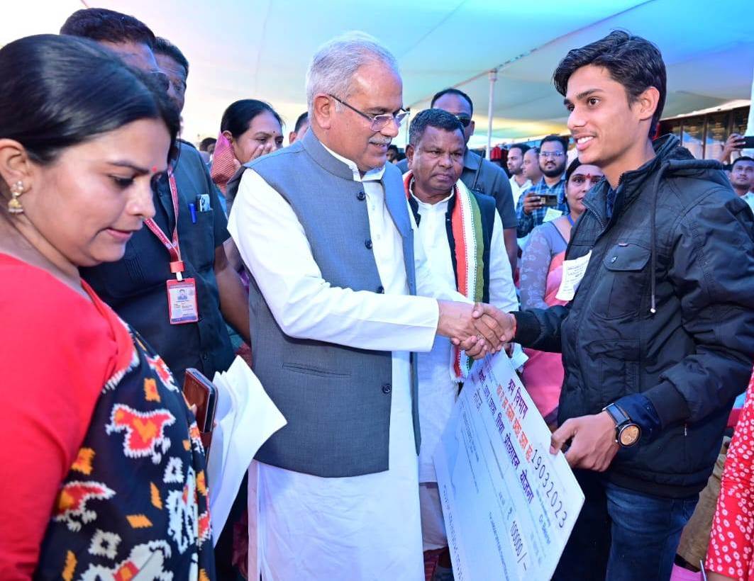 राज्य स्तरीय मेरिट सूची में स्थान बनाने पर श्रमिक का बेटा नीरज को मुख्यमंत्री ने किया सम्मानित