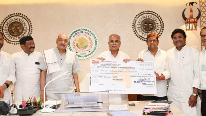 छत्तीसगढ़ राज्य वन विकास निगम द्वारा लाभांश एवं लीज रेंट की 3.51 करोड़ रूपए की राशि का चेक मुख्यमंत्री को सौंपा गया