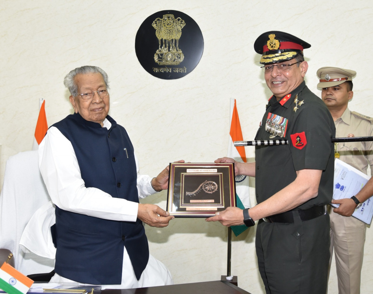 राज्यपाल श्री हरिचंदन से छ.ग ओड़िसा के सब एरिया ब्रिगेडियर ने की सौजन्य भेंट