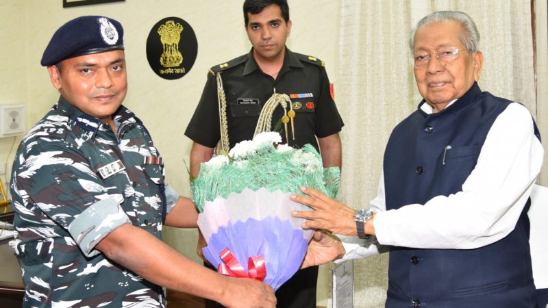 राज्यपाल श्री हरिचंदन से पुलिस महानिरीक्षक, केंद्रीय रिजर्व पुलिस फोर्स, रायपुर ने की सौजन्य भेंट