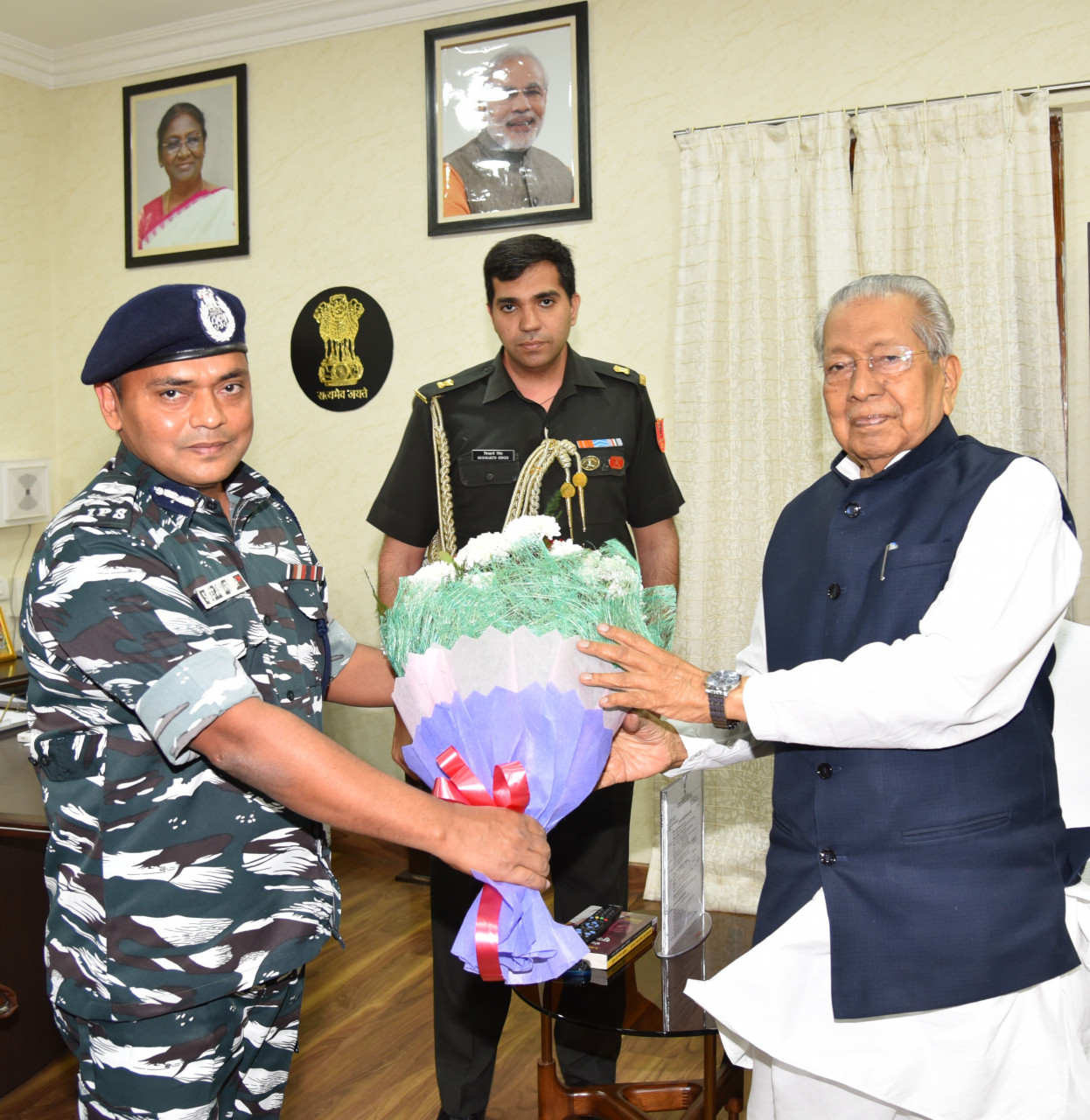 राज्यपाल श्री हरिचंदन से पुलिस महानिरीक्षक, केंद्रीय रिजर्व पुलिस फोर्स, रायपुर ने की सौजन्य भेंट