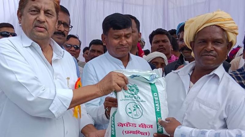 वन मंत्री श्री अकबर वनांचल के बैगा बाहुल्य ग्राम झलमला में आयोजित जिला स्तरीय किसान मेला में हुए शामिल