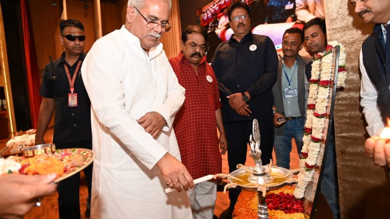 मुख्यमंत्री श्री भूपेश बघेल शासकीय नगार्जुन स्नातकोत्तर विज्ञान महाविद्यालय रायपुर के ‘हीरक जयंती समारोह 2023’ में शामिल होने पंडित दीनदयाल उपाध्याय आडिटोरियम पहुंचे