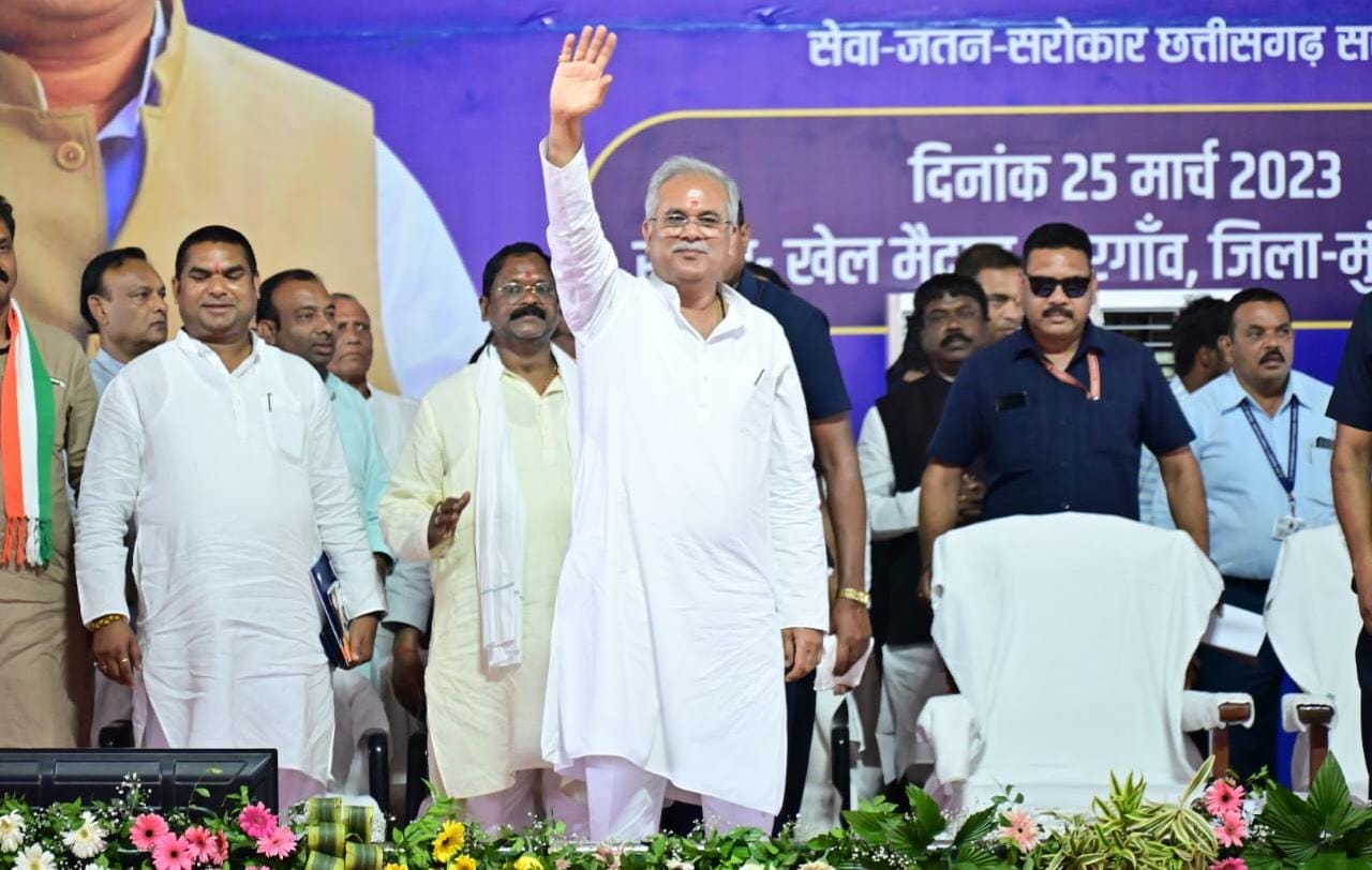 मुख्यमंत्री श्री भूपेश बघेल मुंगेली जिले के ग्राम सरगांव में आयोजित ‘भरोसा का सम्मेलन’ में पहुँचे