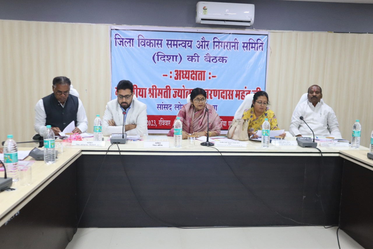 शासकीय योजनाओं के बेहतर क्रियान्वयन हेतु जनप्रतिनिधि तथा अधिकारी समन्वय के साथ करें कार्य – सांसद श्रीमती महंत