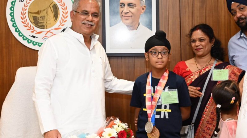 मुख्यमंत्री से वर्ल्ड वाइड बुक ऑफ रिकॉर्ड्स होल्डर मास्टर जसराज ने की सौजन्य मुलाकात