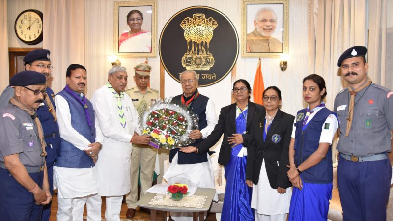 राज्यपाल कोे भारत स्काउट्स एवं गाईड ने स्कार्फ पहना कर सम्मानित किया
