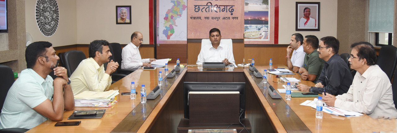 मुख्य सचिव ने राज्य शासन की प्राथमिकता वाली योजनाओं की समीक्षा की