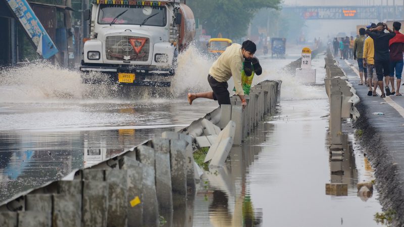 500 सड़कें बंद, फ्लाइट्स रद्द, रुकी पानी सप्लाई
