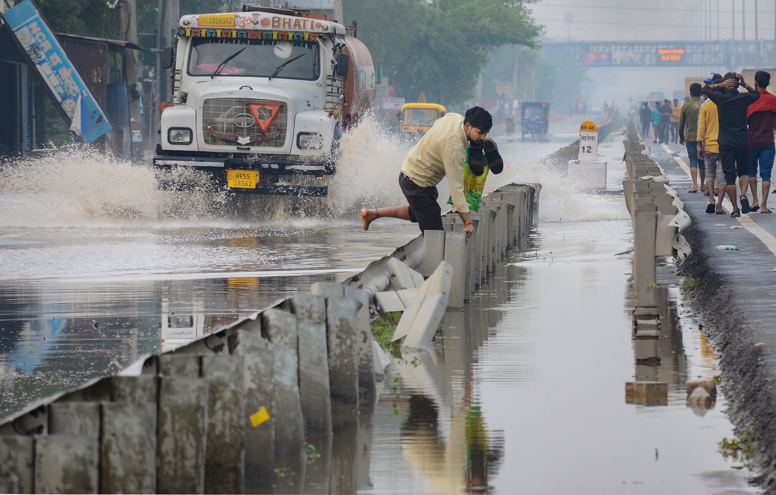 500 सड़कें बंद, फ्लाइट्स रद्द, रुकी पानी सप्लाई