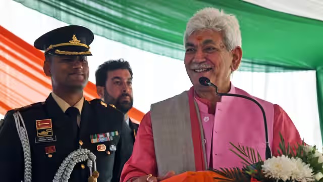 जम्मू कश्मीर के एलजी सिन्हा बोले- गांधीजी के पास कोई डिग्री नहीं थी