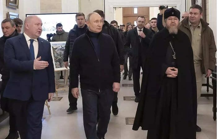 पहली बार रूसी कब्जे वाले यूक्रेन के मारियुपोल पहुंचे राष्ट्रपति पुतिन