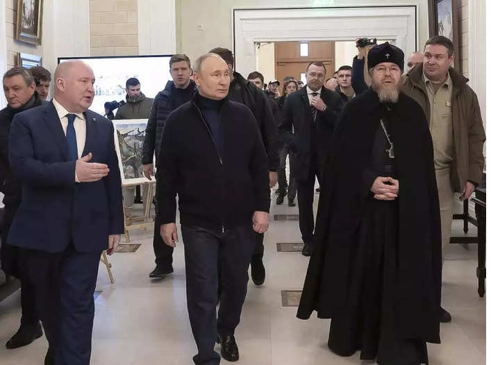 पहली बार रूसी कब्जे वाले यूक्रेन के मारियुपोल पहुंचे राष्ट्रपति पुतिन