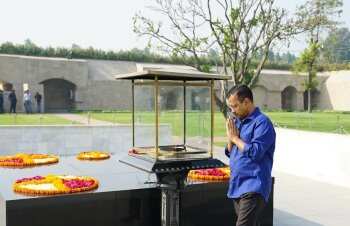 मनीष सिसोदिया गए जेल तो बेरंग हुई केजरीवाल की होली, पहुंचे राजघाट, देश की खुशहाली के लिए 7 घंटे का ध्यान