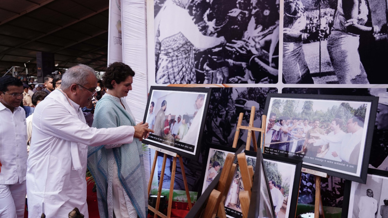 भरोसा का सम्मेलन में प्रदर्शित फ़ोटो गैलरी में देश के पूर्व प्रधानमंत्री स्वर्गीय…