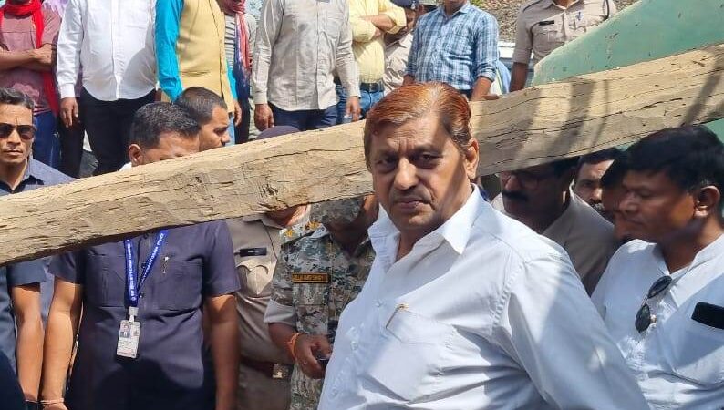 वन मंत्री श्री अकबर ने ग्राम चमारी पहुंचकर पीड़ित परिवार से की भेंट-मुलाकात