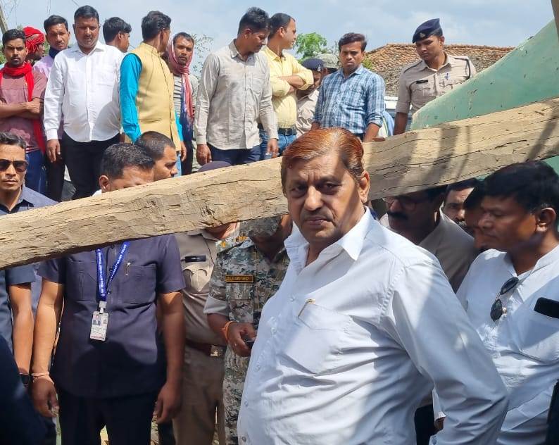 वन मंत्री श्री अकबर ने ग्राम चमारी पहुंचकर पीड़ित परिवार से की भेंट-मुलाकात