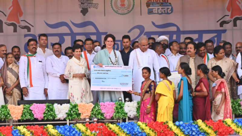 बस्तर में भरोसे का सम्मेलन : मुख्यमंत्री श्री भूपेश बघेल एवं विशिष्ट अतिथि श्रीमती प्रियंका गांधी ने विभिन्न योजनाओं से लाभान्वित हितग्राहियों को सामग्री वितरण किया