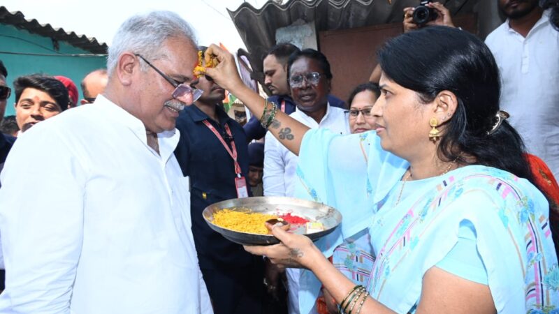 मुख्यमंत्री श्री भूपेश बघेल ने छत्तीसगढ़ी तड़का लगा मुनगा-बड़ी, जिमी कांदा, लाल भाजी, बोहार भाजी, खट्टा भिंडी और कुम्हड़ा का लिया स्वाद