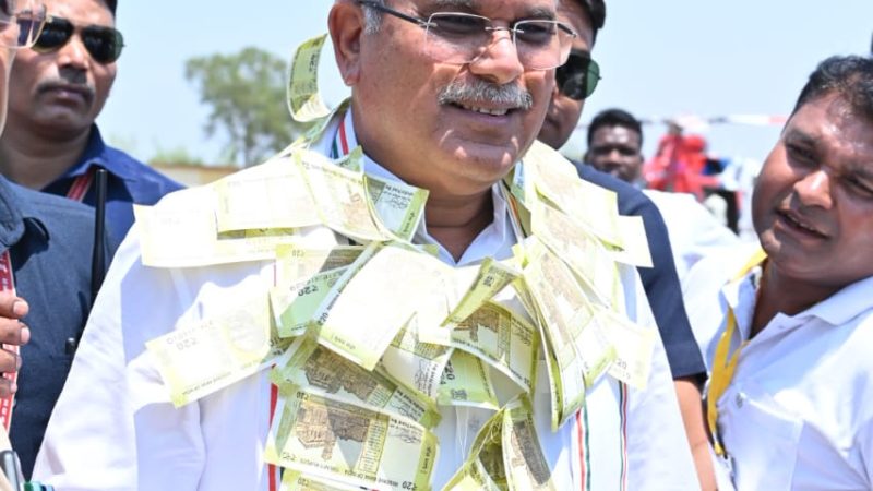 ग्राम निकुम पहुंचने पर ग्रामीणों ने नोटो से बनी माला पहनाकर मुख्यमंत्री श्री भूपेश बघेल का किया स्वागत