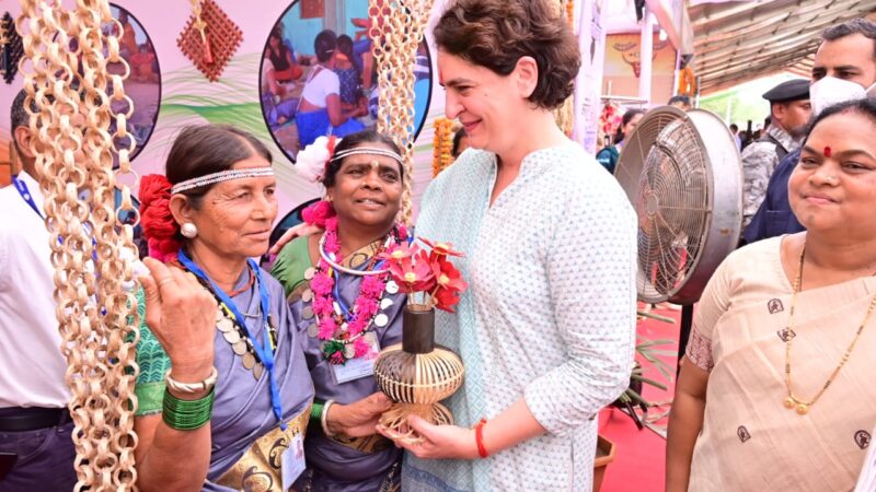 अबूझमाड़ की नक्सल पीड़ित महिलाओं ने मुख्यमंत्री श्री भूपेश बघेल और विशिष्ट अतिथि श्रीमती प्रियंका गांधी वाड्रा को बताए अपने स्वावलंबन की कहानी