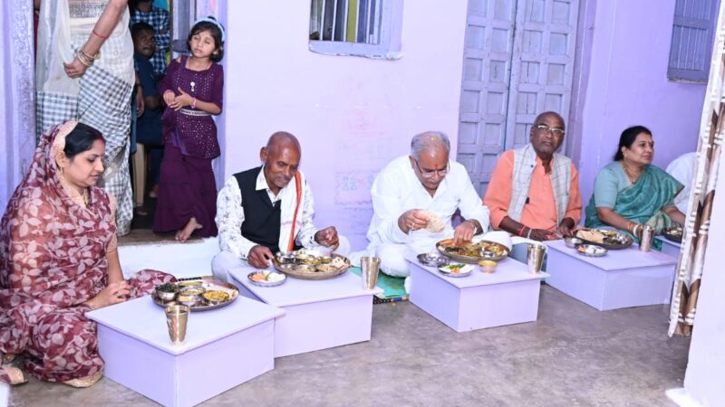 मुख्यमंत्री श्री भूपेश बघेल ने जायसवाल परिवार के घर लिया छत्तीसगढ़ी भोजन का स्वाद