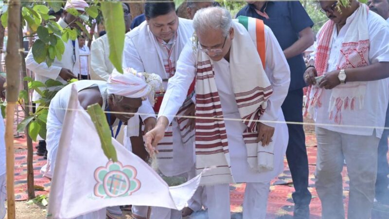 मुख्यमंत्री श्री बघेल जशपुर में आयोजित सरहुल पर्व कार्यक्रम में शामिल हुए