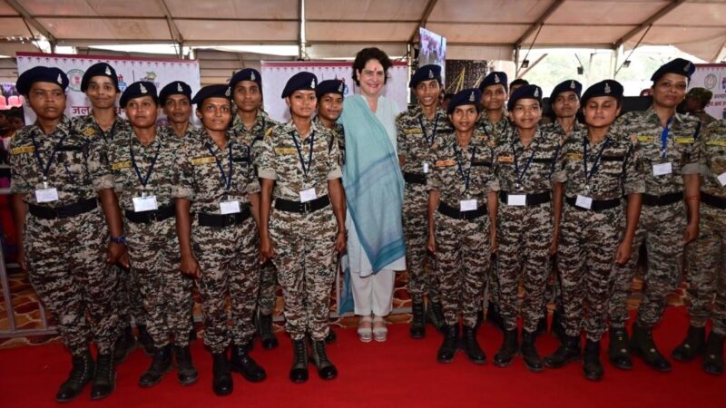 श्रीमती प्रियंका गांधी वाड्रा ने बस्तर फाइटर्स की महिला जवानों से बात की और उनके साथ फोटो खिंचवाई…