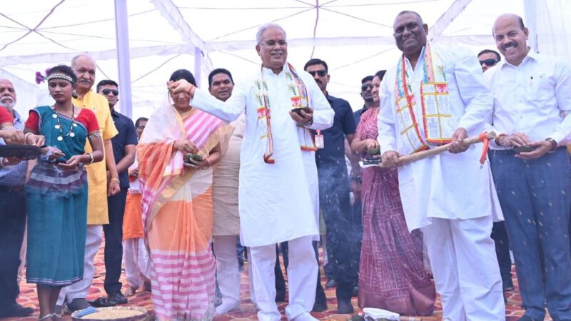 मुख्यमंत्री ने अक्ति तिहार पर माटी पूजन कर, बीज रोपण किया ट्रैक्टर चलाकर खेत की जुताई की