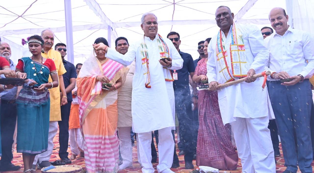 मुख्यमंत्री ने अक्ति तिहार पर माटी पूजन कर, बीज रोपण किया ट्रैक्टर चलाकर खेत की जुताई की