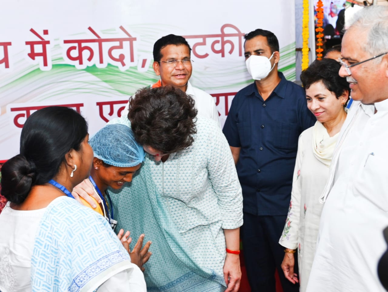 जब श्रीमती प्रियंका गांधी ने अबूझमाड़ की मानमती पोटाई को लगा लिया गले..कहा आप लोग बहुत अच्छा काम कर रही हैं..