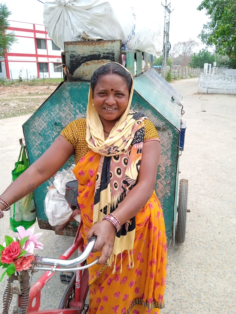 विशेष लेख : स्वच्छता दीदीयां काम करती हैं तब शहर स्वच्छ है