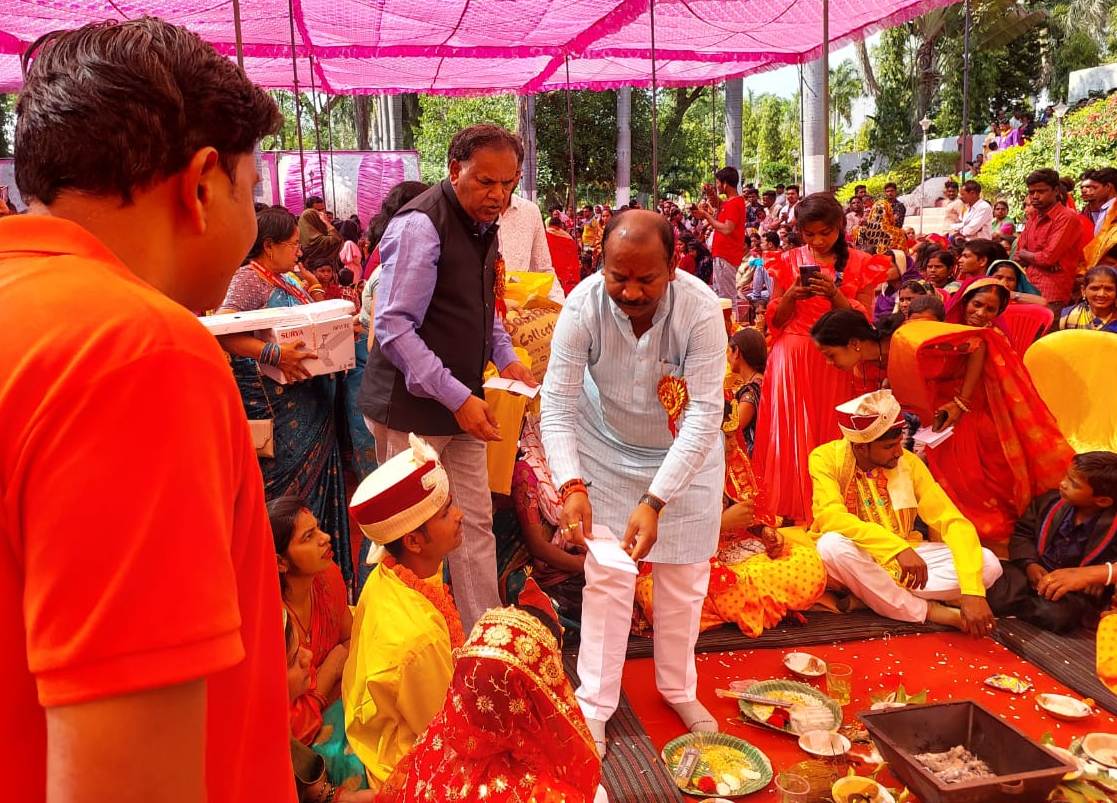 मनेन्द्रगढ़ में 135 जोड़े परिणय सूत्र में आबद्ध
